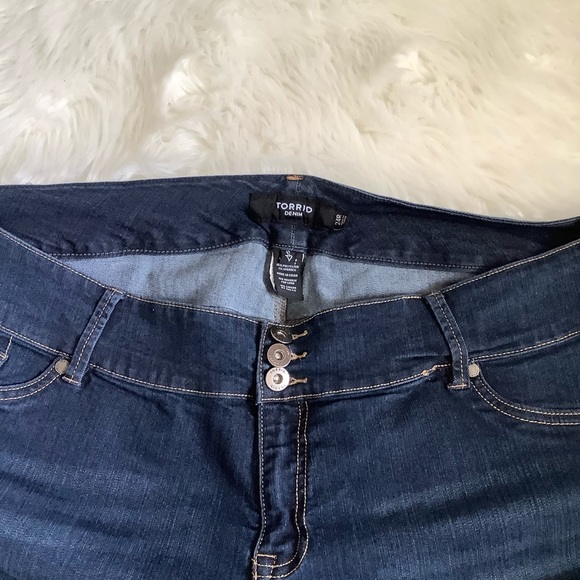 TORRID 24R Premium Denim 3 Button Jegging Legging Stretch Jeans Med Blue Wash - Picture 3 of 10